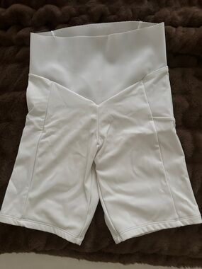 Oysho Yoga White High-Rise V-Seam Bike Shorts